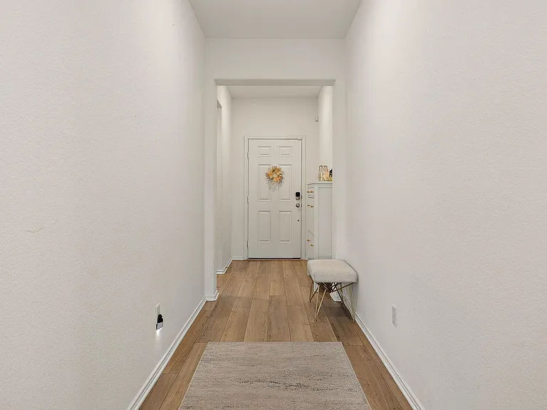 424 Sebring Cir — Photo 3