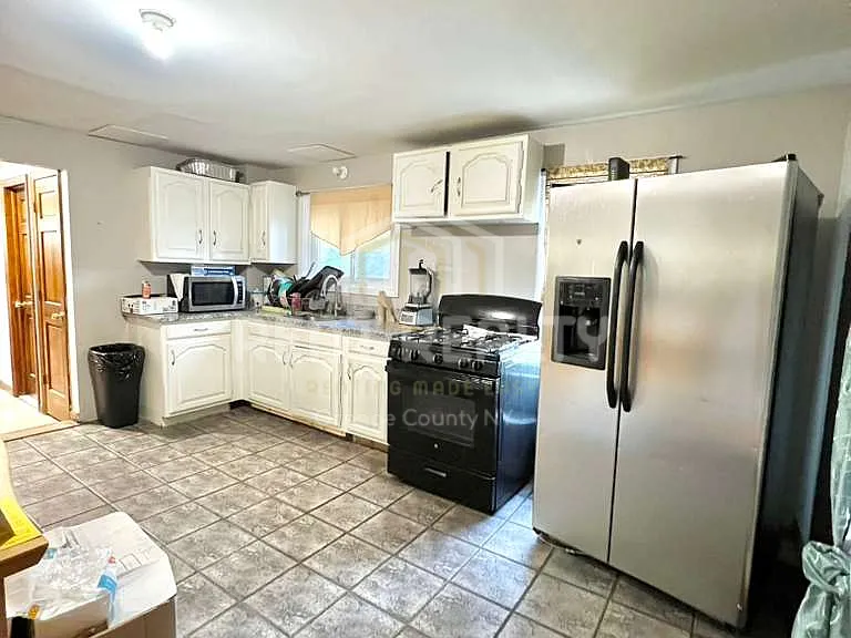 72 Franklin Ave — Photo 3