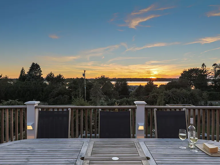 246 E Lake Dr — Photo 2