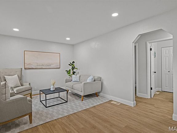 3rd image of 11304 De Runtz Ave