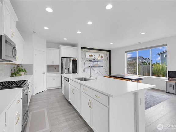 4th image of 1004 75th Drive SE