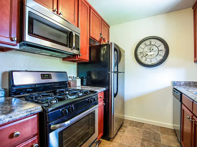 Vista Village Apartments — Photo 21