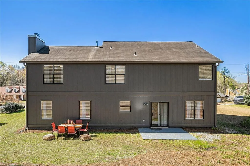 3 bed, 2.5 bath, 2214 sqft, $2,200 — Photo 3