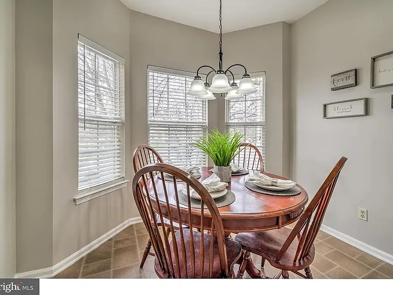 216 Waverly Ct — Photo 8