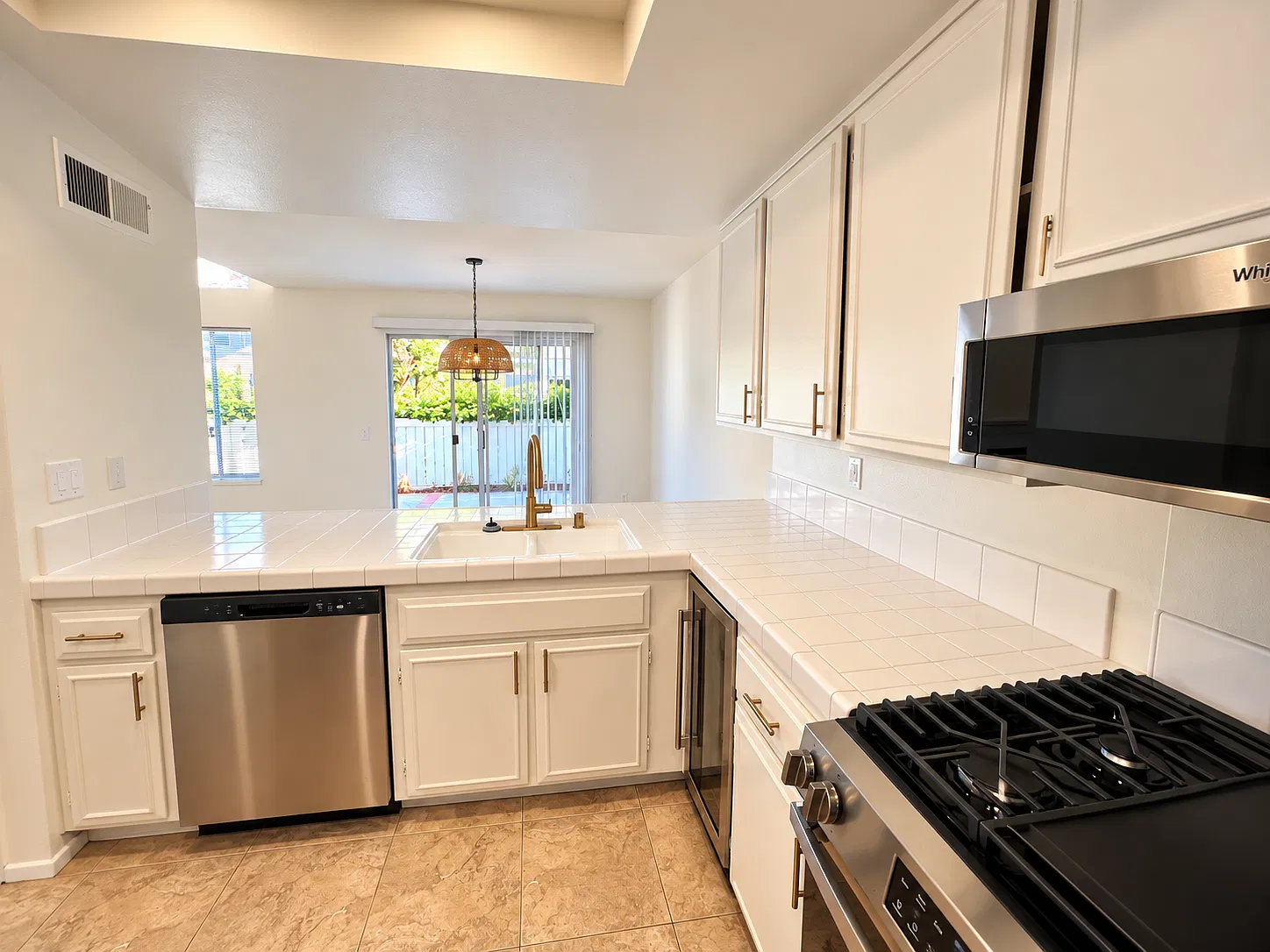 3 bed, 1249 sqft, $3,995 — Photo 3