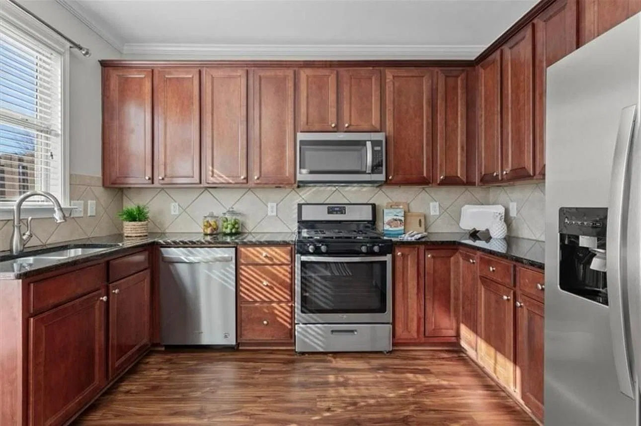 3 bed, 2260 sqft, $2,700 — Photo 4