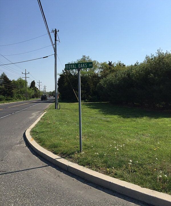 2nd image of 8 Royal Oaks Dr