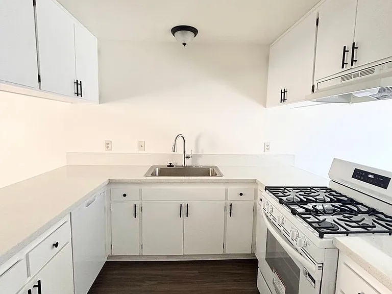 728 N D St — Photo 5