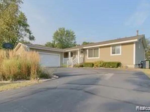 3816 Taggett Lake Dr, Highland, MI 48357