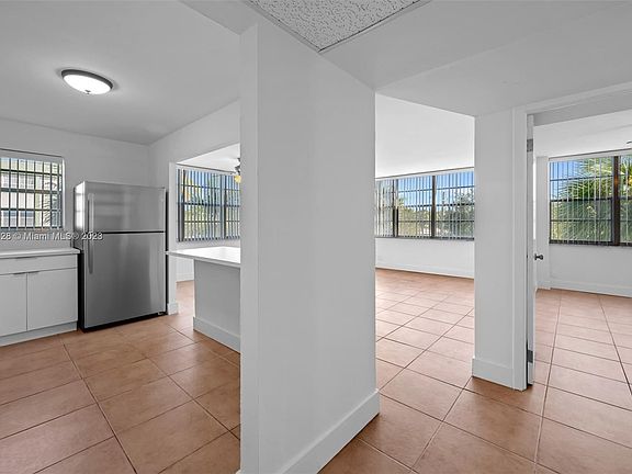 5th image of 2731 Taft St APT 310