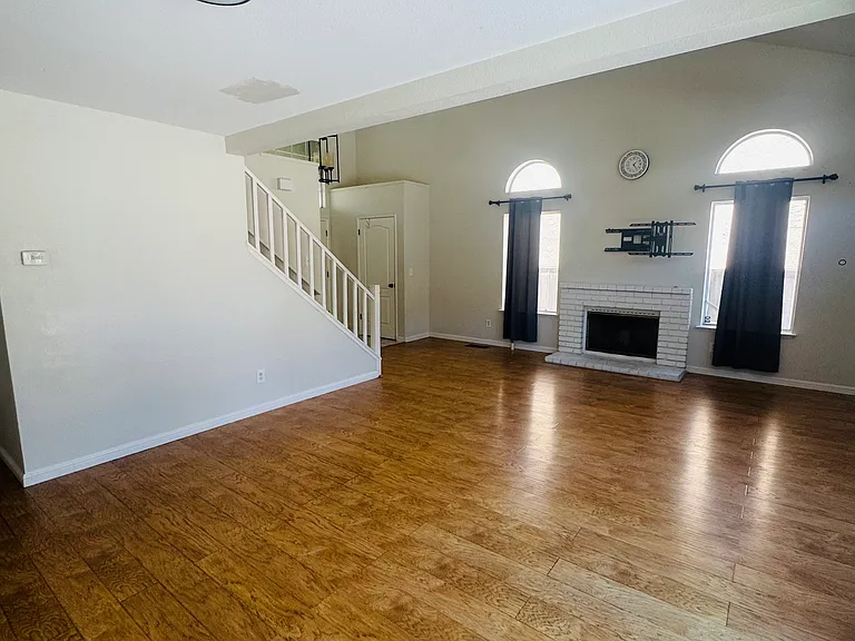 2210 Southwood Dr — Photo 4