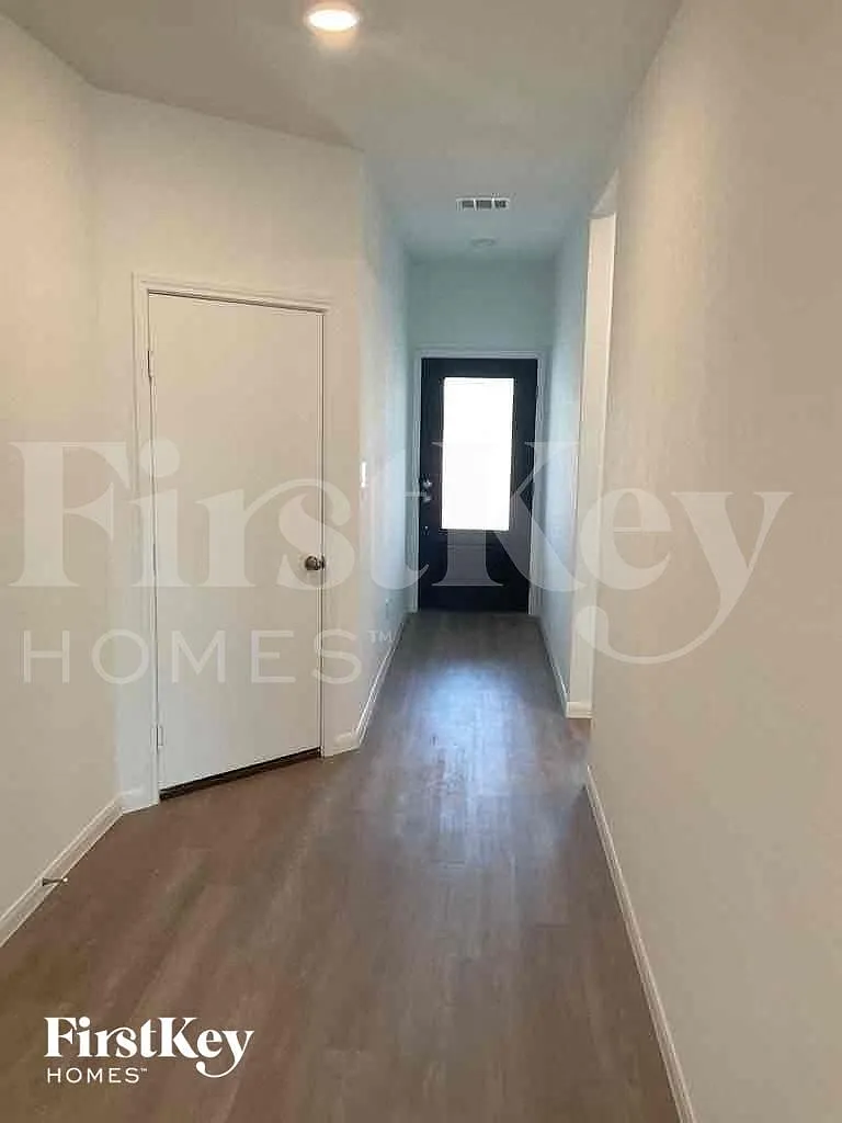 4 bed, 3.0 bath, 1910 sqft, $2,235 — Photo 2