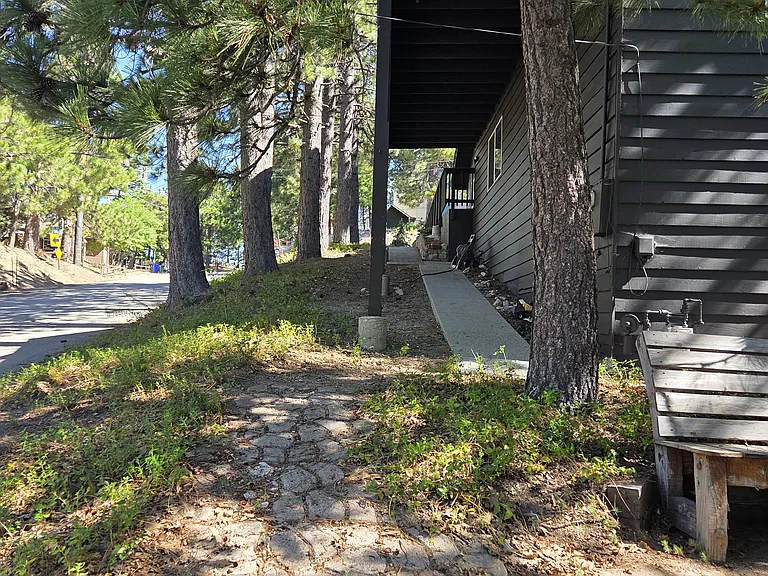 1729 Nob Hill Dr — Photo 3