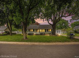 2724 Harrison Ave, Rochester Hills, MI 48307