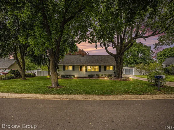 2724 Harrison Ave, Rochester Hills, MI 48307