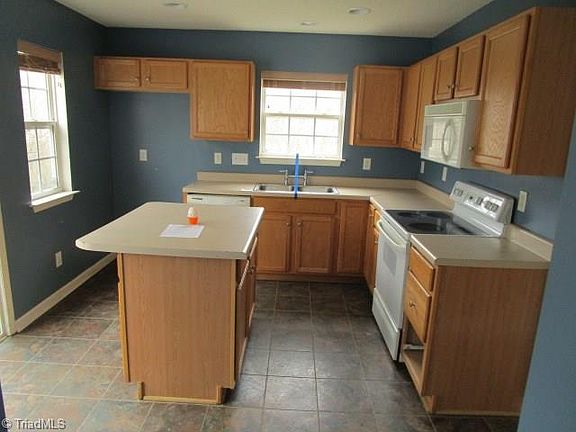 3rd image of 2 Tannenbaum Cir