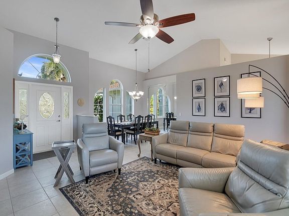 5th image of 213 SW Whitewood Drive