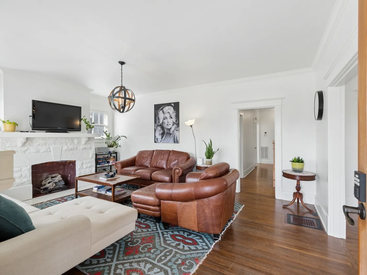 4 bed, 2720 sqft, $4,800 — Photo 2