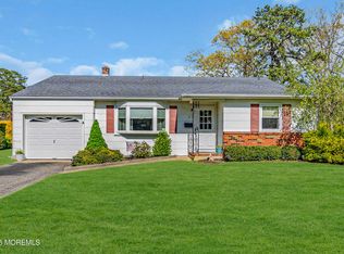 5 Oxford Dr, Toms River, NJ 08757