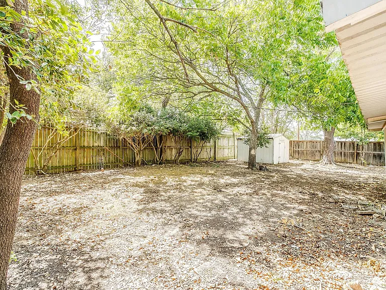 802 Sutton Ct — Photo 41