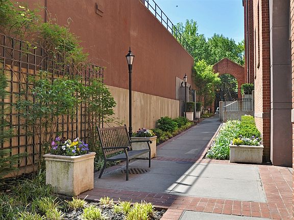2nd image of 401 Hicks St #B-1h