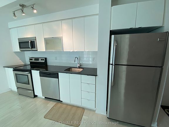 3rd image of 150 E Liberty St #1014