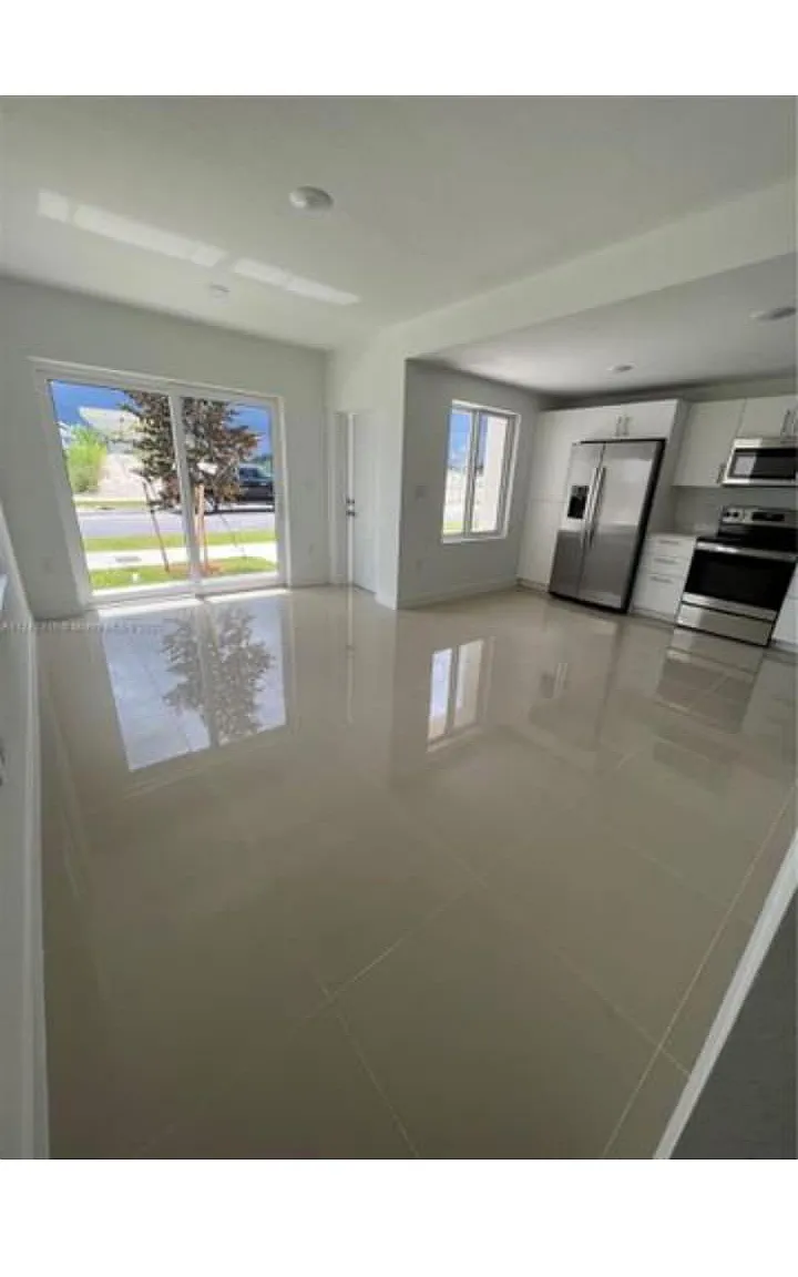 4 bed, 3.5 bath, 1600 sqft, $2,800 — Photo 2