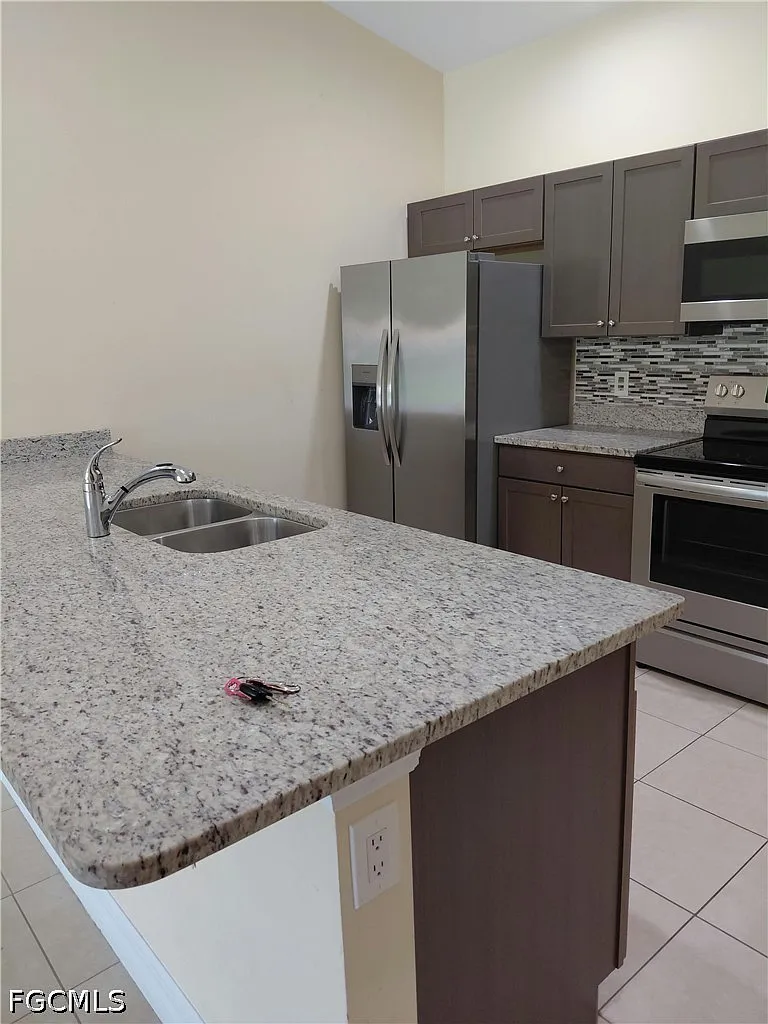 3 bed, 2.0 bath, 2360 sqft, $1,850 — Photo 4