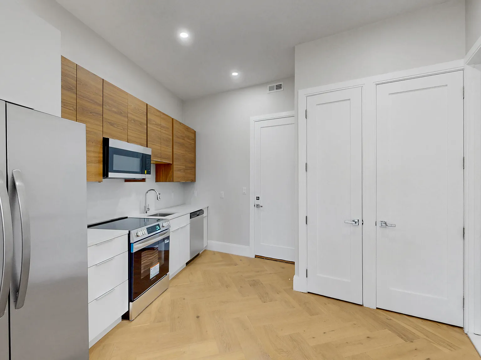 2 bed, 713 sqft, $3,800 — Photo 2