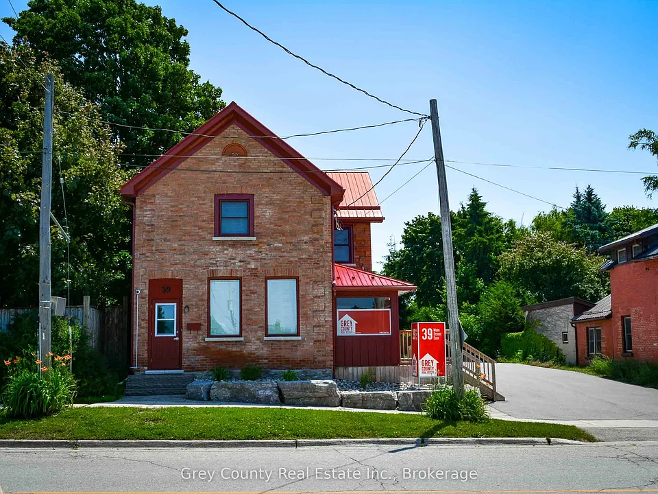 39 Main St E #B