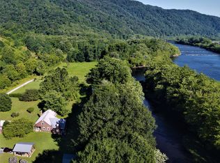 5182 New River Rd, Hinton, WV 25951