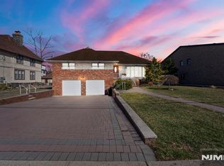 1070 Cumbermeade Rd, Fort Lee, NJ 07024
