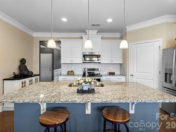 4th image of 16 Regent Heights Rd