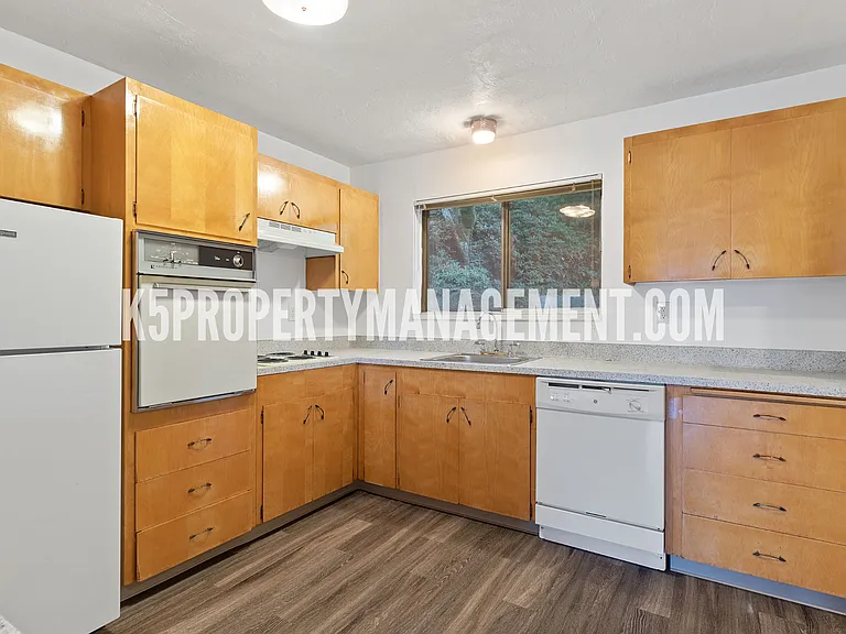 Town and Country Apartments — Photo 4