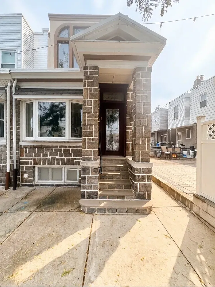 Spacious Philadelphia Home with Hardwood Floors — Photo 2