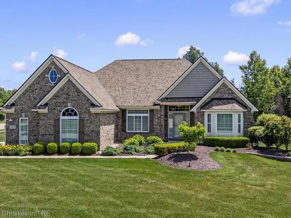 23032 Cheyenne Dr, South Lyon, MI 48178