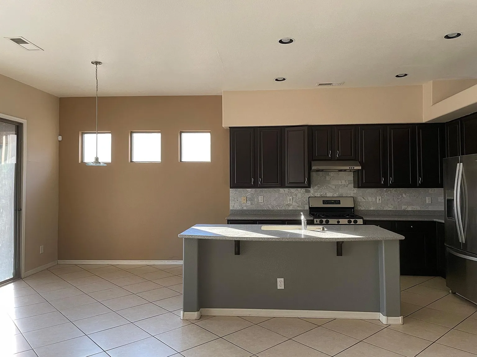 4 bed, 2511 sqft, $3,200 — Photo 4