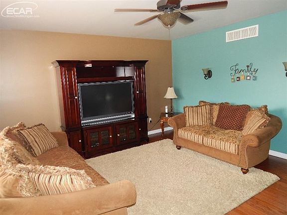 3rd image of 7453 Wren Dr