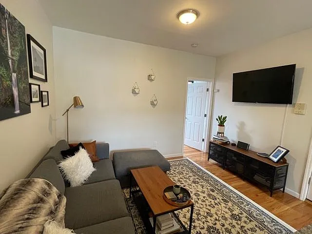 810 Bloomfield St — Photo 4