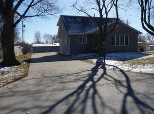 203 E Pioneer Rd, Lone Tree, IA 52755