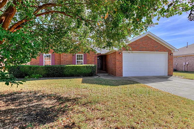 4 bed, 2.0 bath, 1551 sqft, $1,880 — Photo 2