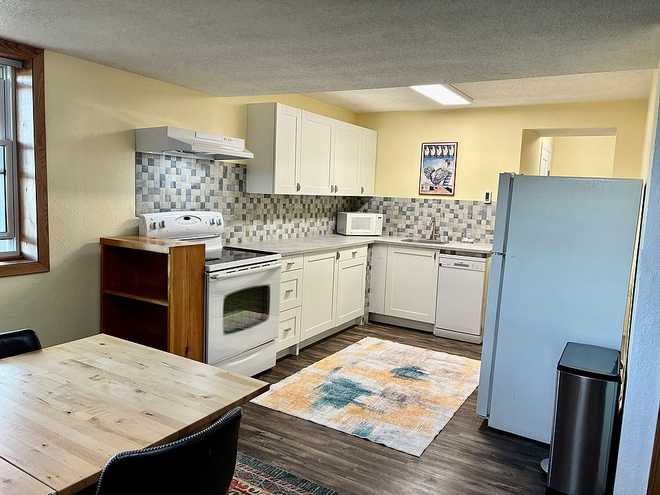 Newly renovated kitchen with DW and microwave