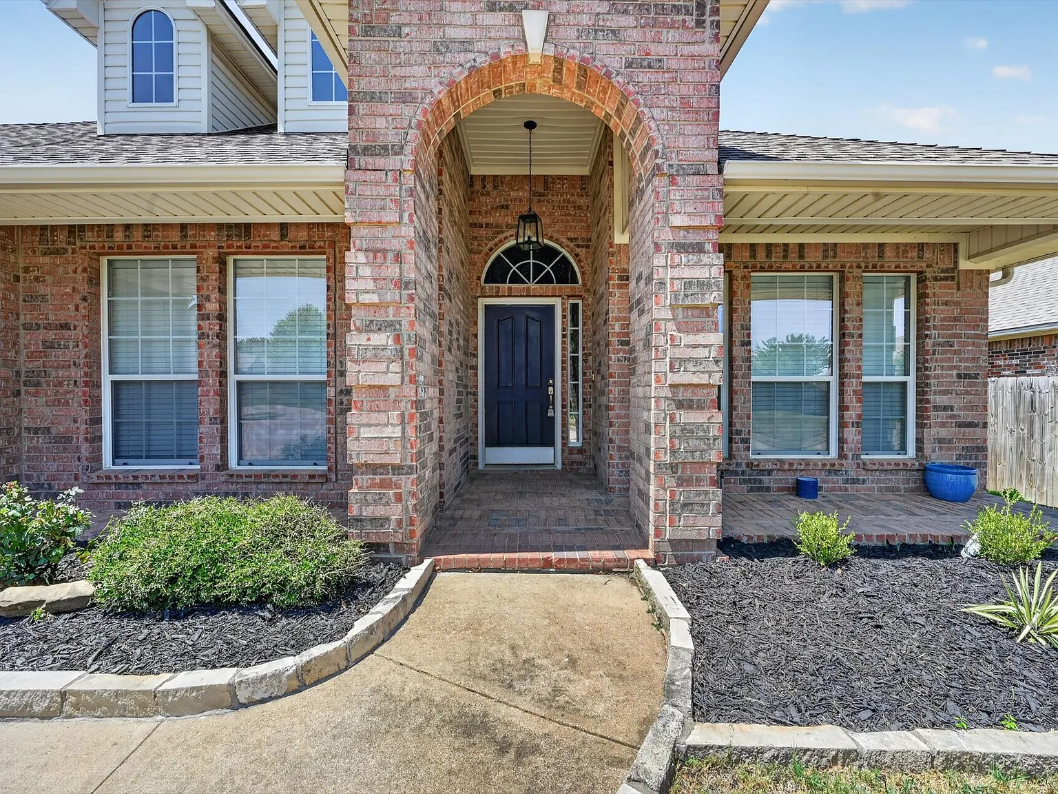 4 bed, 2401 sqft, $2,700 — Photo 3