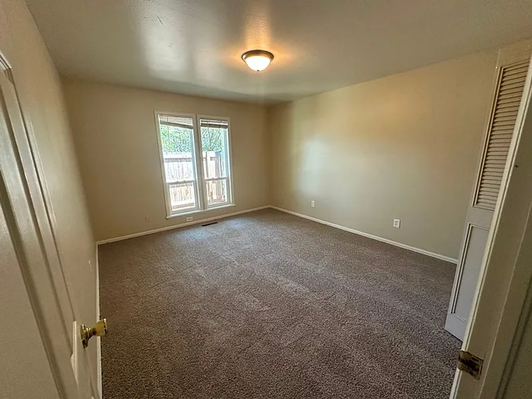 1480 Edgewood Ct — Photo 4