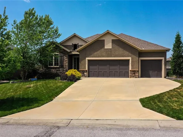 16380 S Twilight Ln, Olathe, KS 66062