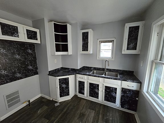 4th image of 320 Dartmouth Ave