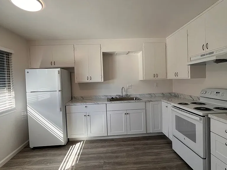 145 Michelle Dr — Photo 2
