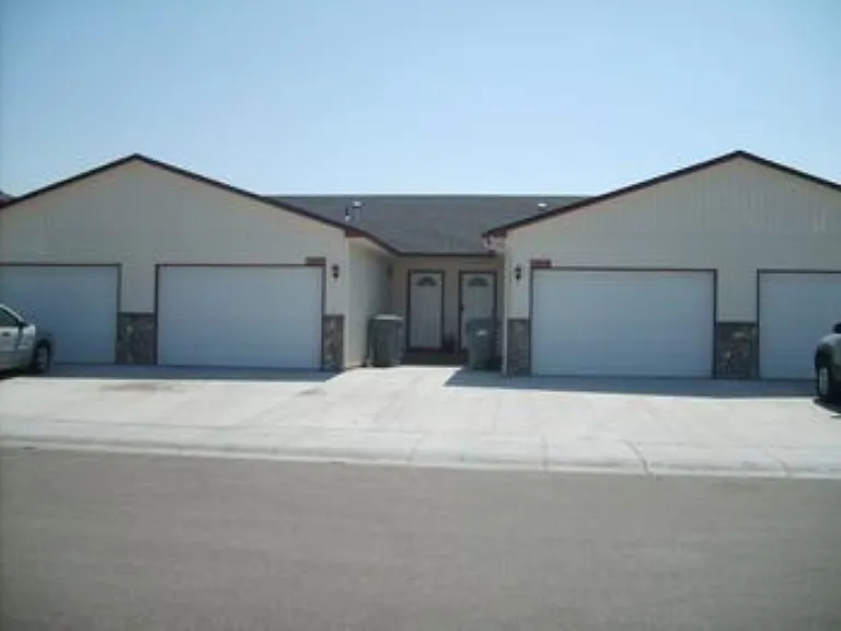 915 NW Maggie Ct #B — Photo 1