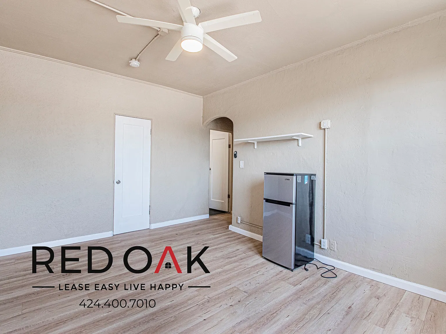 Delightful Bachelor with Lots of Sunlight, Beautiful Hardwood Floors, and All Utilities Included ... — Photo 2