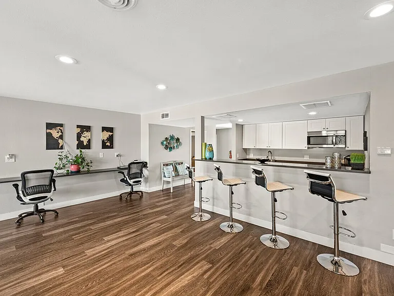 Laredo House Apartments — Photo 11